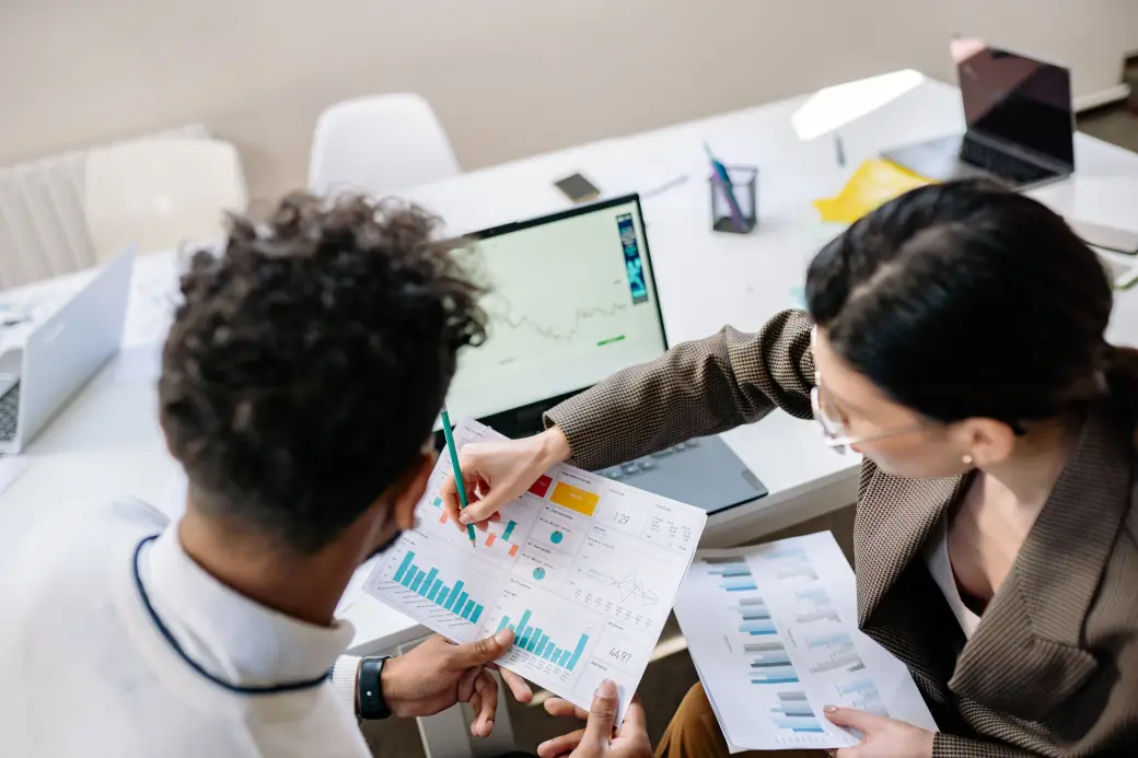 Equipo de marketing analizando métricas en un portátil